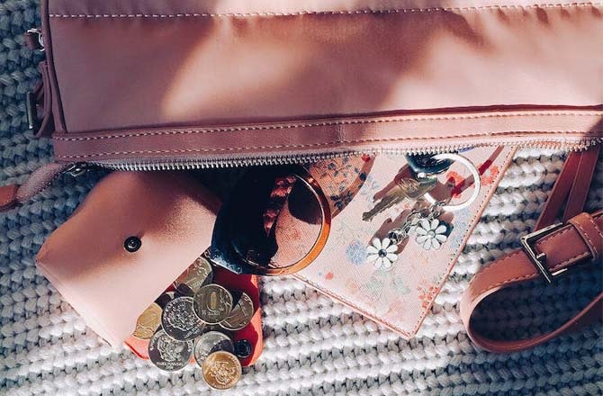 چھوٹا پرس (Small Purse): بیگ میں تین چین والا چھوٹا پرس رکھیں۔ ایک میں میک اپ پروڈکٹس اور فرسٹ ایڈ کی چیزیں، دوسرے میں رسیدیں اور ضروری کاغذ، تیسرے میں نقد اور قیمتی چیزیں۔ اس سے ضرورت پڑنے پر سبھی چیزیں آسانی سے مل سکیں گی۔