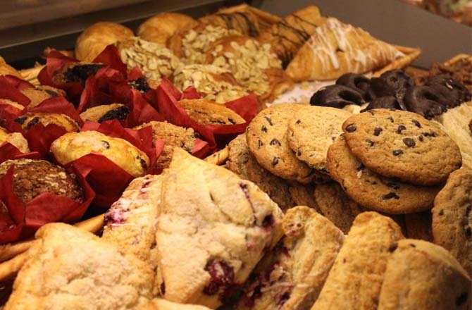 اسنیکس (Snaks): بازار میں ہوں یا کالج میں، کئی بار بھوک لگتی ہے اور آس پاس کھانے کے لئے کچھ نہیں ہوتا ہے۔ ایسی صورتحال میں اسنیکس بڑے کام آتے ہیں۔ اپنے بیگ میں بھنے ہوئے چنے، بسکٹ، پھل اور پانی کی بوتل رکھنا نہ بھولیں۔