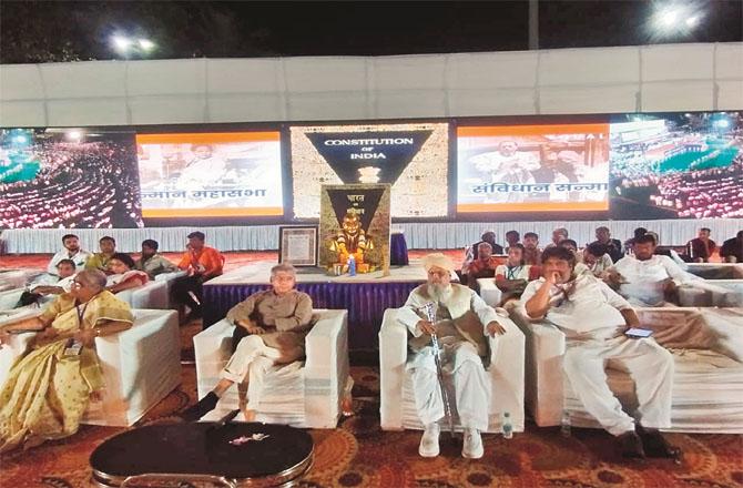 A large number of participants and speakers are seen on the stage at the Samvidhan Samman Maha Sabha of Munchat Bahujan Aghadi in Shivaji Park. Photo: INN