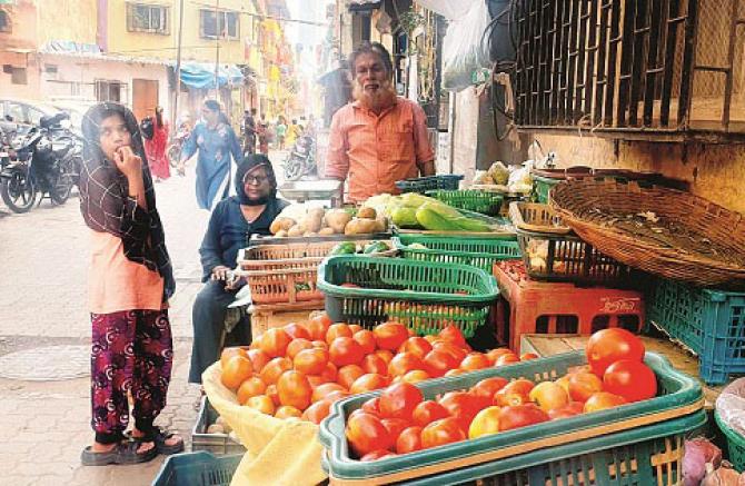 As tomatoes and onions become expensive, the business of vegetable vendors is also affected. Photo: Inquilab