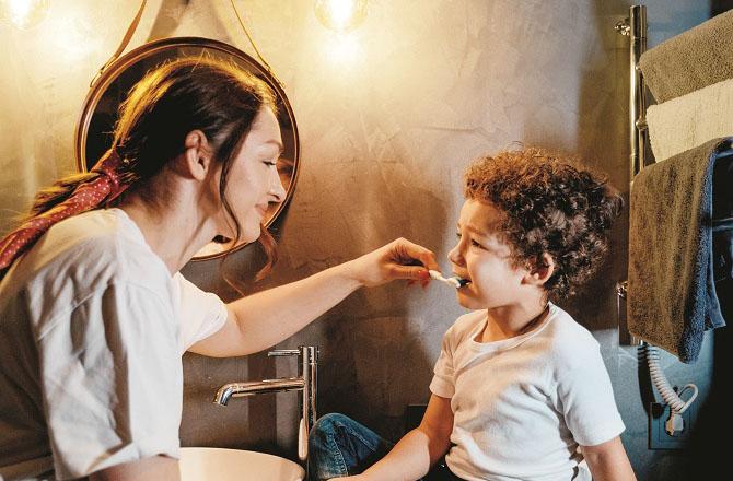 Do not put pressure on the teeth while brushing. Photo: INN