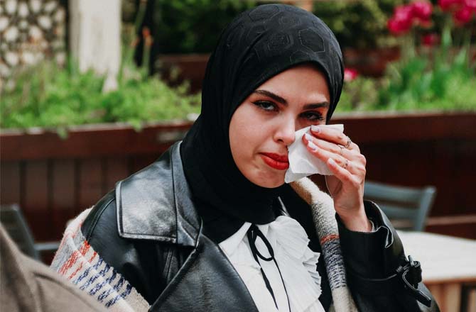کاٹن، ٹشو پیپر اور بینڈ ایڈ (Cotton, Tissue paper and Band Aid): یہ تینوں چیزیں کارآمد ہوتی ہیں۔ چوٹ لگنے یا کٹ جانے کی صورت میں ان کا استعمال کیا جاسکتا ہے۔ اپنے بیگ ہمیشہ ان چیزوں کو رکھیں۔