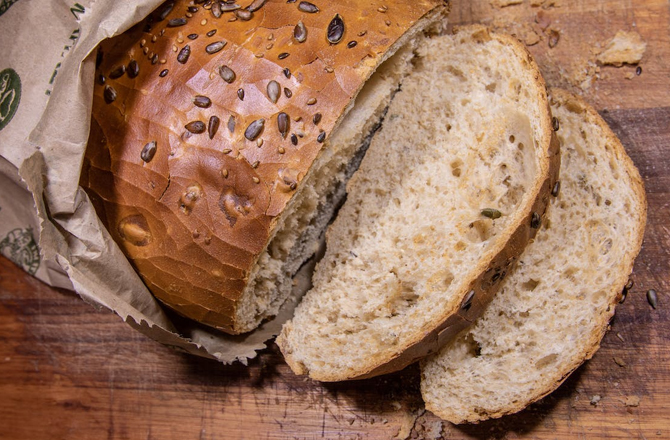 ہول گرین بریڈ (Whole Grain Bread): ہول گرین بریڈ میں آئرن، زنک، فالک ایسڈ، کیلشیم اور وٹامن اے اور ڈی کی بھرپور مقدار ہوتی ہے۔ اس لئے بچوں کی خوراک میں اسے ضرور شامل کریں۔&nbsp;