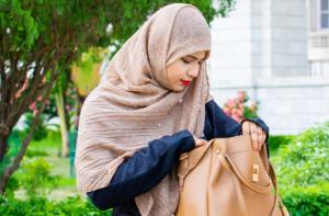 اپنے ہینڈ بیگ میں یہ چیزیں ہمیشہ رکھیں