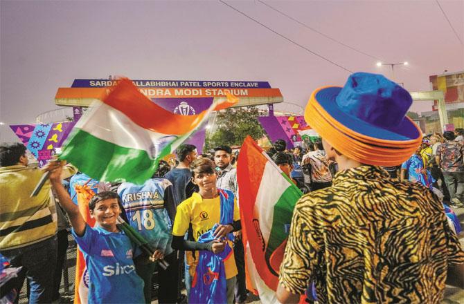 A fair is organized outside the Narendra Modi Stadium in Ahmedabad. Thousands of fans are here. Photo: PTI