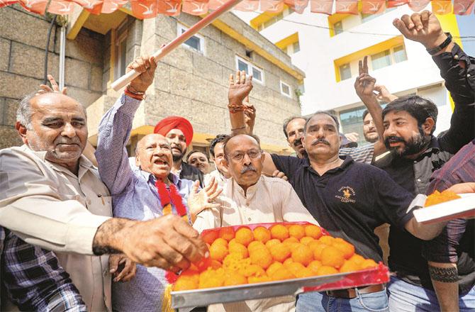 National Conference workers distributed sweets and congratulated each other. Photo. INN