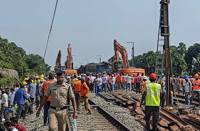 The work of the tracks is going on on a war scale. Photo: PTI