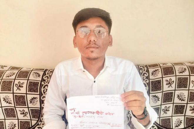 Arvish with his letter. Photo. Inquilab