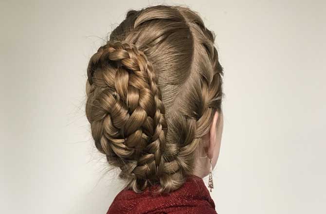 بریڈیڈ سینیمن بَن ہیئر اسٹائل (Braided Cinnamon Bun Hairstyle): اگر آپ کے بال تھوڑے لمبے ہیں تو بریڈیڈ سینیمن بَن ہیئر اسٹائل آپ پر خوب جچے گا۔ اس کے لئے آپ بالوں کو درمیان سے دو حصوں میں تقسیم کر دیں۔ اب دونوں جانب ٹائٹ پونی باندھیں۔ اب اس کی چوٹی بنا لیں۔ اس کے بعد جوڑا بنا کر ربڑ بینڈ کے پاس اچھی طرح پن اَپ کر دیں۔ چوٹی بناتے وقت رنگین ڈوری ساتھ میں باندھیں، جوڑا زیادہ دلکش نظر آئے گا۔