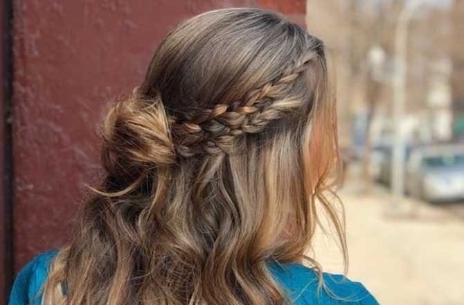 بریڈڈ ہاف اپ بَن (Braided Half Bun): بالوں کو لوز کرلز میں سیٹ کریں اور پھر بیک کومبنگ کرلیں۔ اب بالوں کو تین حصوں میں تقسیم کر لیں۔ ایک حصہ پیچھے اوردو آگے کی جانب ہوں۔ اب سامنے کے بال علاحدہ کرکے ان پر کلپ لگا لیں اور پیچھے کی جانب بال اٹھا کر ایک پونی کی شکل میں کراؤن بنالیں۔ اب علاحدہ کئے ہوئے بالوں سے ڈھیلی فرینچ چوٹی بنائیں۔ بالوں کی ایک لٹ سامنے والے حصے سے لیں اور دوسری لٹ کے لئے پیچھے بنائے گئے کراؤن کا ایک حصہ منتخب کریں۔ اس طرح فرینچ چوٹی بنانا آسان ہوجائے گا۔ اب اس فرینچ چوٹی کو ہیئر کراؤن کے گرد لپیٹ کر نیچے تک لے جائیں اور لوز بن کی شکل میں باندھ لیں۔ ہیئر کراؤن کو فرینچ چوٹی پر لپیٹنے سے اس کی دلکشی میں زبردست اضافہ ہو جائے گا۔