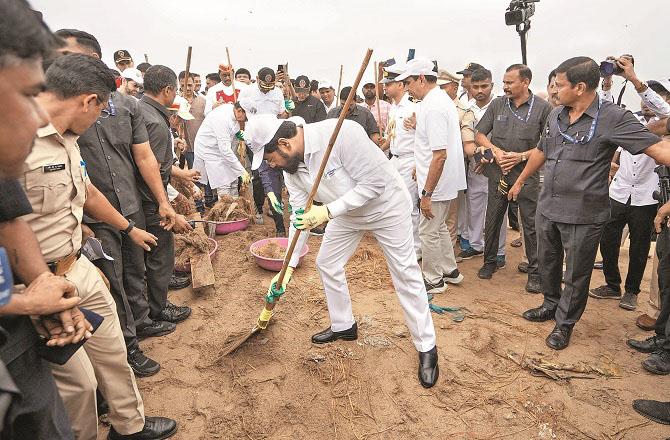 Cleanliness drive led by Chief Minister Eknath Shinde. Photo: PTI