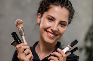 آسانی سے میک اَپ کرنے کے چند طریقے