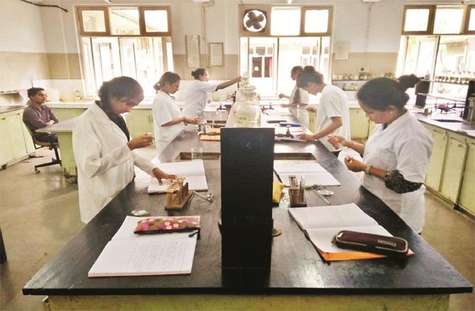 Went to SNDT Women`s University, Juhu, Santa Cruz. In the educational tour of this important institution, the students got to know the details of all the courses running here.