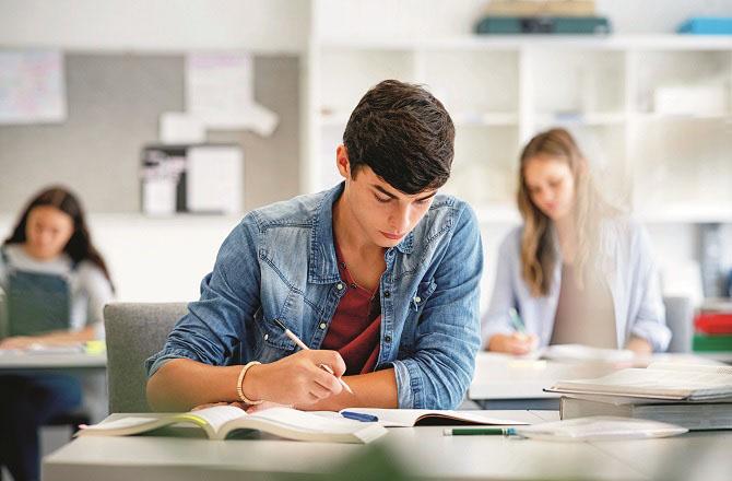 Solve the questions which are answered first. Photo: INN