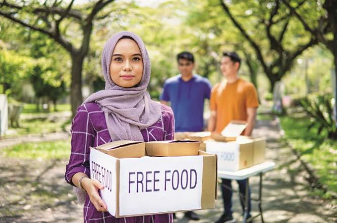 There are many ways to serve people, among them is to feed the hungry if possible. Photo: INN