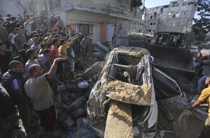 A bulldozer removes rubble in Gaza. Photo: PTI