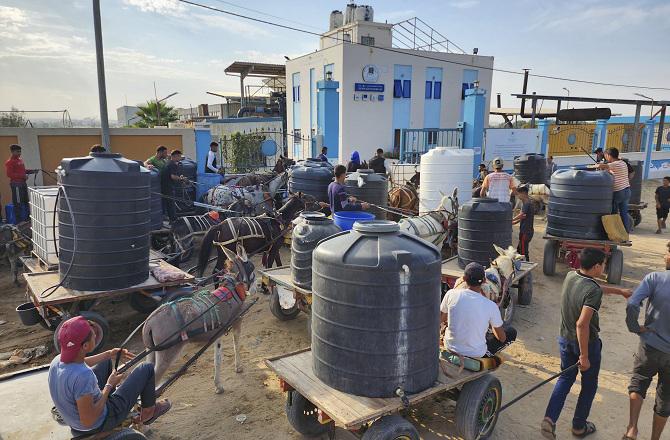Palestinians are queuing for water. Photo: PTI