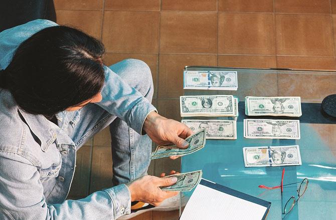 A greedy person always rushes to accumulate wealth and wastes his time. Photo: INN