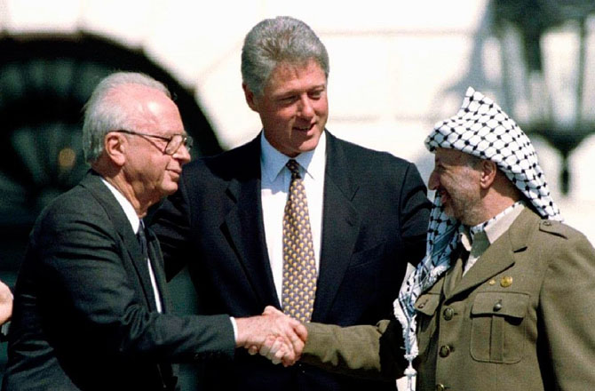انتفاضہ ۱۹۹۳ءمیں اوسلو معاہدے پر دستخط کرنے اور فلسطینی اتھارٹی (PA) کی تشکیل کے ساتھ ختم ہوا۔ اسرائیلی وزیر اعظم یتزاک رابن اور فلسطین لبریشن آرگنائزیشن (پی ایل او) کے لیڈر یاسر عرفات نے دو ریاستی حل کی بنیاد پر اسرائیل کو تسلیم کیا اور معاہدوں پر دستخط کئے جس کے تحت اسرائیل کو مغربی کنارے کے ۶۰؍فیصد اور علاقے کے زیادہ تر زمینی اور آبی وسائل کا کنٹرول مل گیا۔