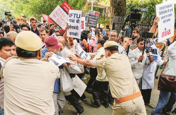 Delhi Police stopping protesters from protesting. Photo: PTI