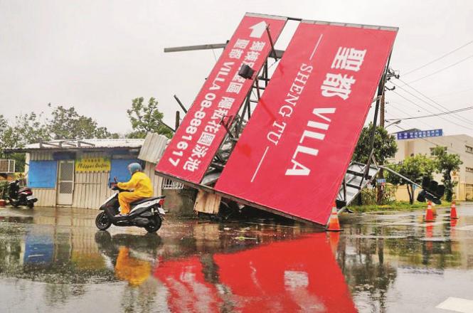 The severity of the storm can be gauged from the presence of large hoardings in the affected area. Photo: INN