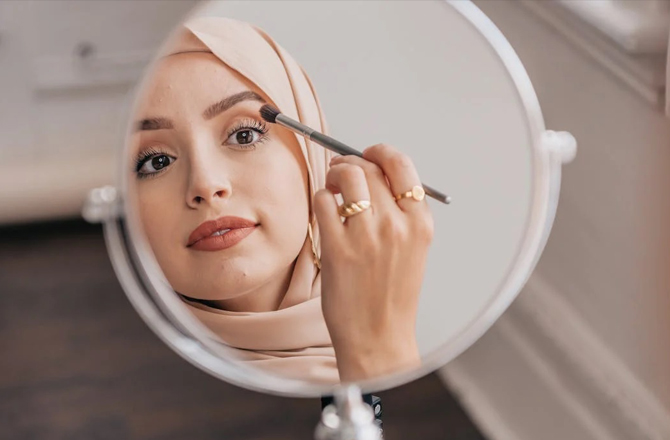 منی مل میک اپ لک (Minimal Makeup Look): نوعمر لڑکیاں &rsquo;&rsquo;منی مل میک اپ&lsquo;&lsquo; پسند کر رہی ہیں۔ آپ بھی اس لک کو اپنا سکتی ہیں۔ ساتھ ہی چاند بالیوں سے شاہانہ انداز پا سکتی ہیں۔