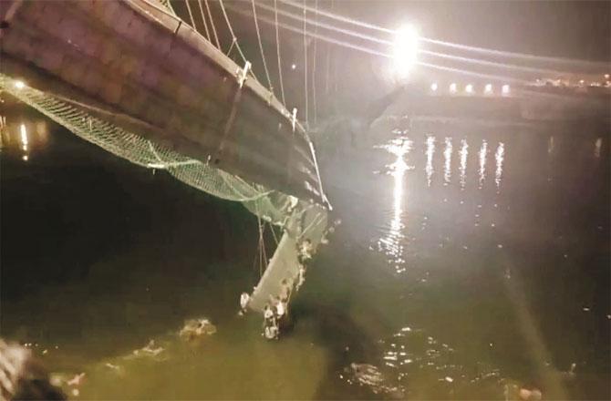 Morbi Bridge accident in which 1135 people drowned in the river. (File Photo)