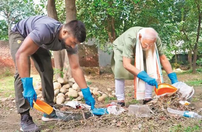 Prime Minister Modi cleaning up with wrestler Rankat Benpuria. Photo: INN