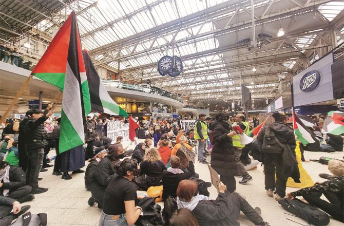 Inspired by the protest at New York`s Grand Central Station, an emergency protest was held at London`s Waterloo Station, where many passengers alighted and joined the protest. Photo: INN