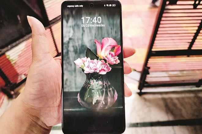 The `Realme-11x5-G` is introduced with a box-like design, is light and not too thick. Photo: INN