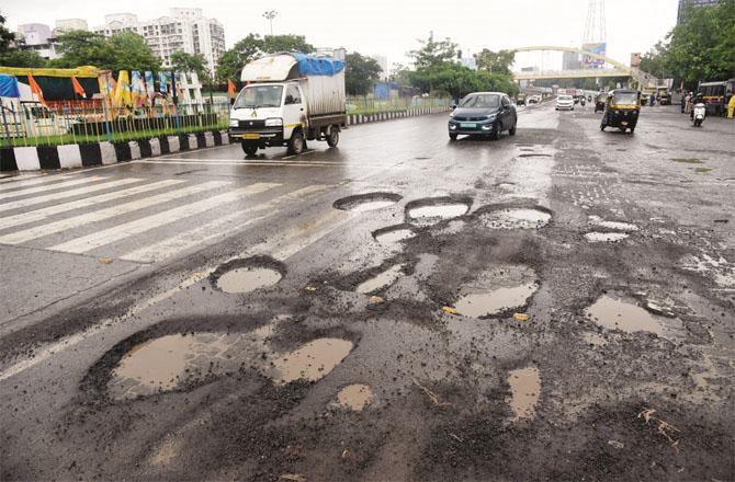 During the rainy season, potholes were formed on almost all the roads in the city. Photo: INN