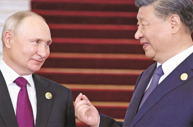 Xi Jinping with Russian President Vladimir Putin in Beijing (Agency)