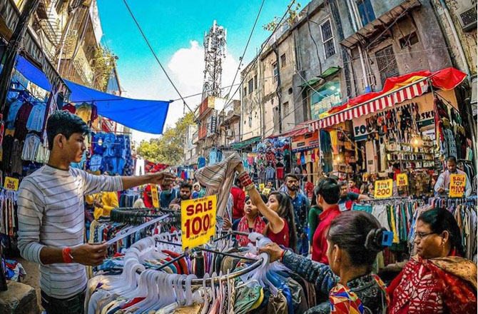 سروجنی نگر مارکیٹ (دہلی): اگر اسے ہندوستان کا سب سے مشہور بازار کہا جائے تو یہ غلط نہیں ہوگا۔ آپ کو یہاں شاپنگ کرتے وقت کئی غیر ملکی بھی مل جائیں گے جو سروجنی نگر سے ڈھیر ساری شاپنگ کرتے ہیں۔ دہلی کا سروجنی نگر مارکیٹ بہت ہی زیادہ مشہور ہے اور یہاں اگر آپ کے پاس صرف ۱۰۰؍ روپے ہیں تو بھی کم سے کم دو کپڑے آپ خرید سکتی ہیں۔ یہاں پر ۲۰؍ روپے سے سامان ملنا شروع ہوجاتا ہے اور آپ ۲۰۰؍ روپے میں بآسانی ٹاپ، باٹم، ڈریس، جیکٹ وغیرہ خرید سکتی ہیں۔