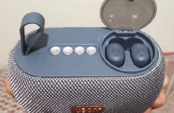 The size of the speaker is decent, the control buttons are placed on the top surface and there is also the small box that you open to find the earbuds. Photo: INN