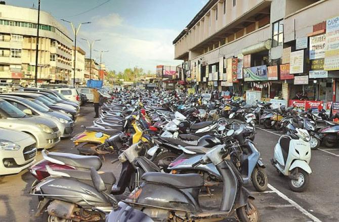 Roadside parking facilities will be provided in many wards in Mumbai. Photo: INN