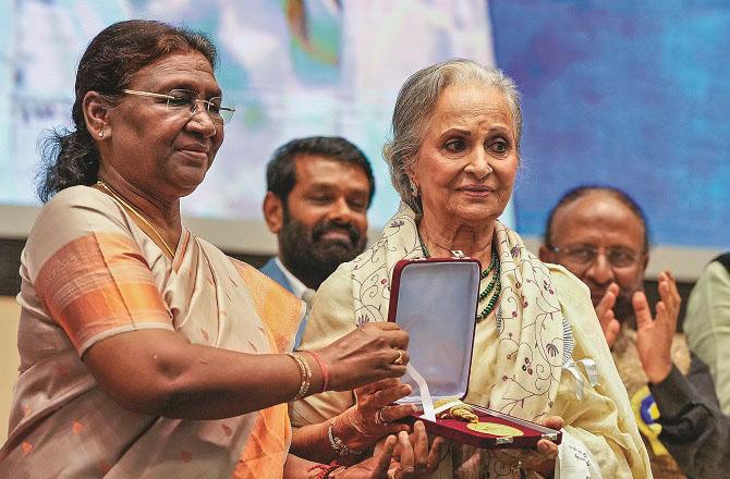 President of the Republic Draupadi Murmu awarded Waheeda Rahman with the highest honor of Indian film in recent days. Photo: INN