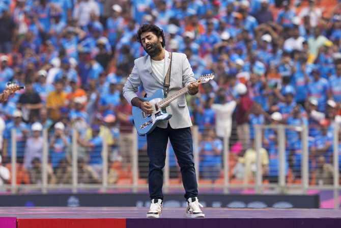 بالی ووڈ کے نوجوان گلوکار اریجیت سنگھ نے ہندوستان اور پاکستان کے میچ سے قبل میدان میں موجود شائقین کی تفریح کی۔&nbsp;&nbsp;
