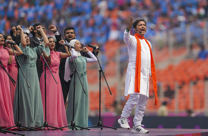 گلوکار سکھویندر سنگھ نے میچ سے قبل ہونے والی میوزیکل تقریب میں سماں باندھ دیا تھا۔ وہ اپنا پرفارم کرتے ہوئے دیکھے جاسکتے ہیں۔