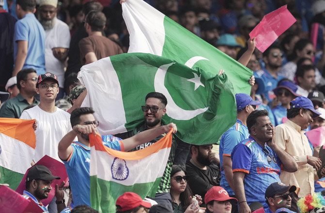 ہندوستان اور پاکستان کے ہائی وولٹیج میچ کے دوران دونوں ممالک کے شائقین کو بہت ہی جوش میں دیکھا جاسکتاہے۔
