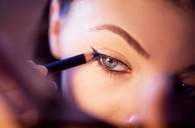 ونگڈ آئی لائنر (Winged Eyeliner): آج کل ونگڈ آئی لائنر کافی پسند کیا جا رہا ہے۔ آپ بھی اس لُک کو اپنا سکتی ہیں۔ آنکھوں کے کنارے موتی سے اسے مزید جاذب بنائیں۔