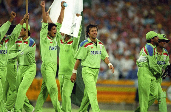 ۱۹۹۲ء: پاکستان: پاکستان نے عمران خان کی کپتانی میں اپنا پہلا ون ڈے ورلڈ کپ جیتا تھا۔ فائنل میں پاکستان نے انگلینڈ کو ۲۲؍رن سے شکست دےکر خطاب اپنے نام کیا تھا۔ اس سال ورلڈکپ کی میزبانی مشترکہ طور پرآسٹریلیا اور نیوزی لینڈ نے کی تھی اور پہلی بار ڈے نائٹ میچ اور رنگین کپڑوں کا استعمال ہوا تھا۔