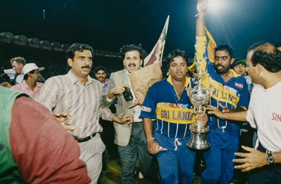 ۱۹۹۶ء: سری لنکا: سری لنکا نے اپنا پہلا ون ڈے ورلڈ کپ ارجن راناتنگا کی کپتانی میں جیتا تھا۔سری لنکانے آسٹریلیاکو ۷؍وکٹ سے شکست دے کر ٹرافی حاصل کی تھی۔ اس سال ورلڈکپ کی میزبانی مشترکہ طور پر پاکستان اورہندوستان نے کی تھی اور فائنل میچ پاکستان میں کھیلا گیا تھا۔
