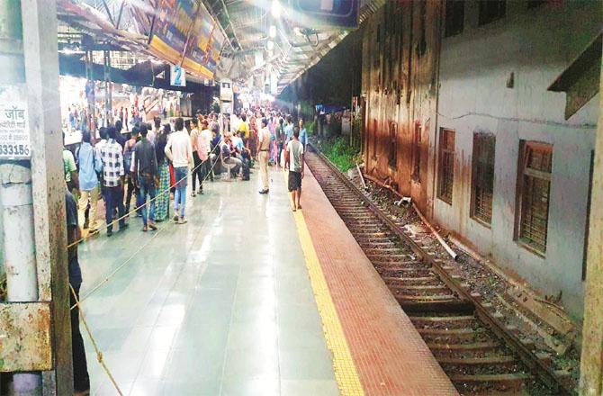 For the safety of passengers, a rope is tied like this between platform number one and two of Dadar