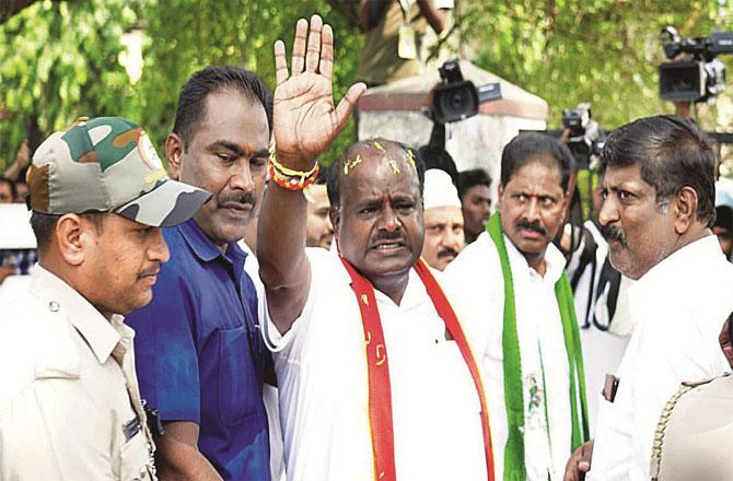 HD Kumaraswamy once again held hands with the BJP. Photo: INN