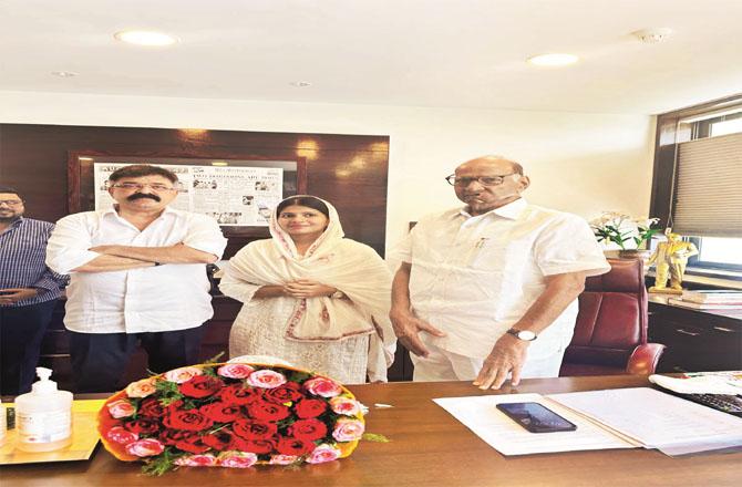 Jitendra Ohahar and Marzia Pathan can be seen with NCP chief Sharad Pawar.
