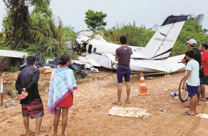 People are looking at the destroyed helicopter. Photo: INN