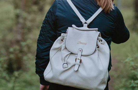 بیگ پیک پرس (Backpack Purse)&nbsp;یہ چھوٹے بڑے ہر سائز میں دستیاب ہوتا ہے۔ پیٹھ پر لٹکایا جاتا ہے۔ کالج کی لڑکیوں کی پہلی پسند ہے۔ یہ کسی بھی لباس کے ساتھ استعمال کیا جاسکتا ہے۔