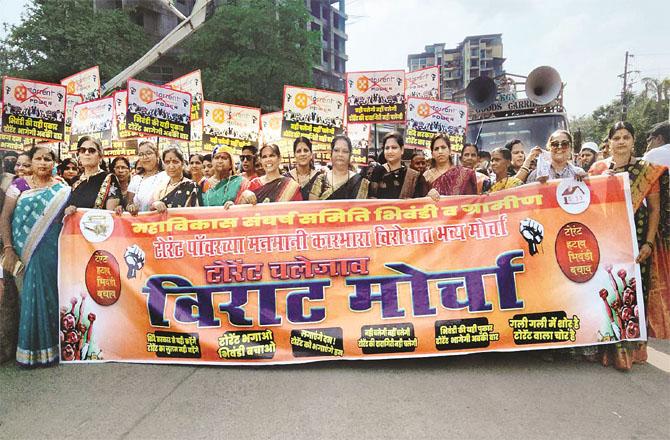 A large number of women also participated in the front organized by the Mahavakas Singharash Samiti against the Torrent Power Company.