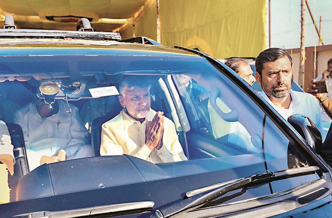 The CID team reached at 3.30 pm to arrest former Chief Minister Chandrababu Naidu, but due to the resistance of TDP leaders, he was arrested at 6 am. Photo: PTI