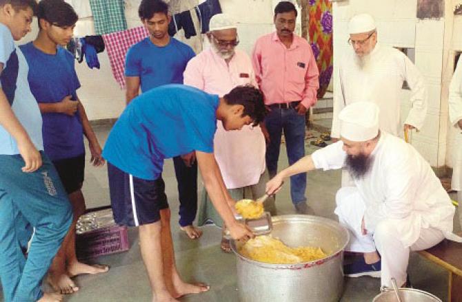 Food was distributed at the Children`s Home. Photo: INN